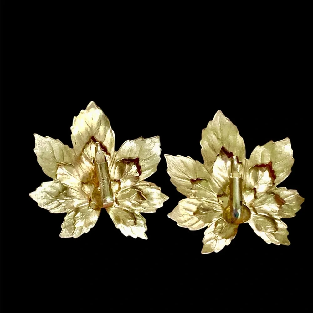 1956 “Golden Maple” Signed SAC Gold Tone Layered Brooch & Clip On Earring Set - Picture 7 of 11